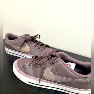 Nike Court Legacy- Wmns Sz 8
